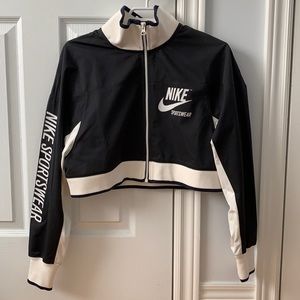 Nike Cropped Windbreaker Jacket